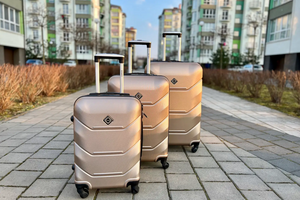 Як вибрати ідеальну пластикову валізу на колесах: посібник для мандрівників