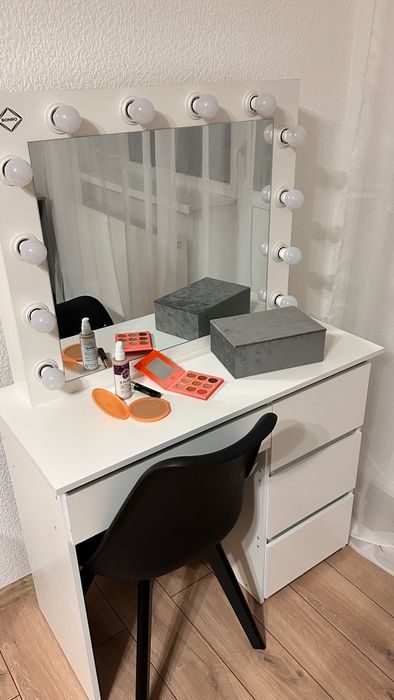 Туалетний столик з підсвіткою, розеткою та USB Bonro B071 білий (20000040)